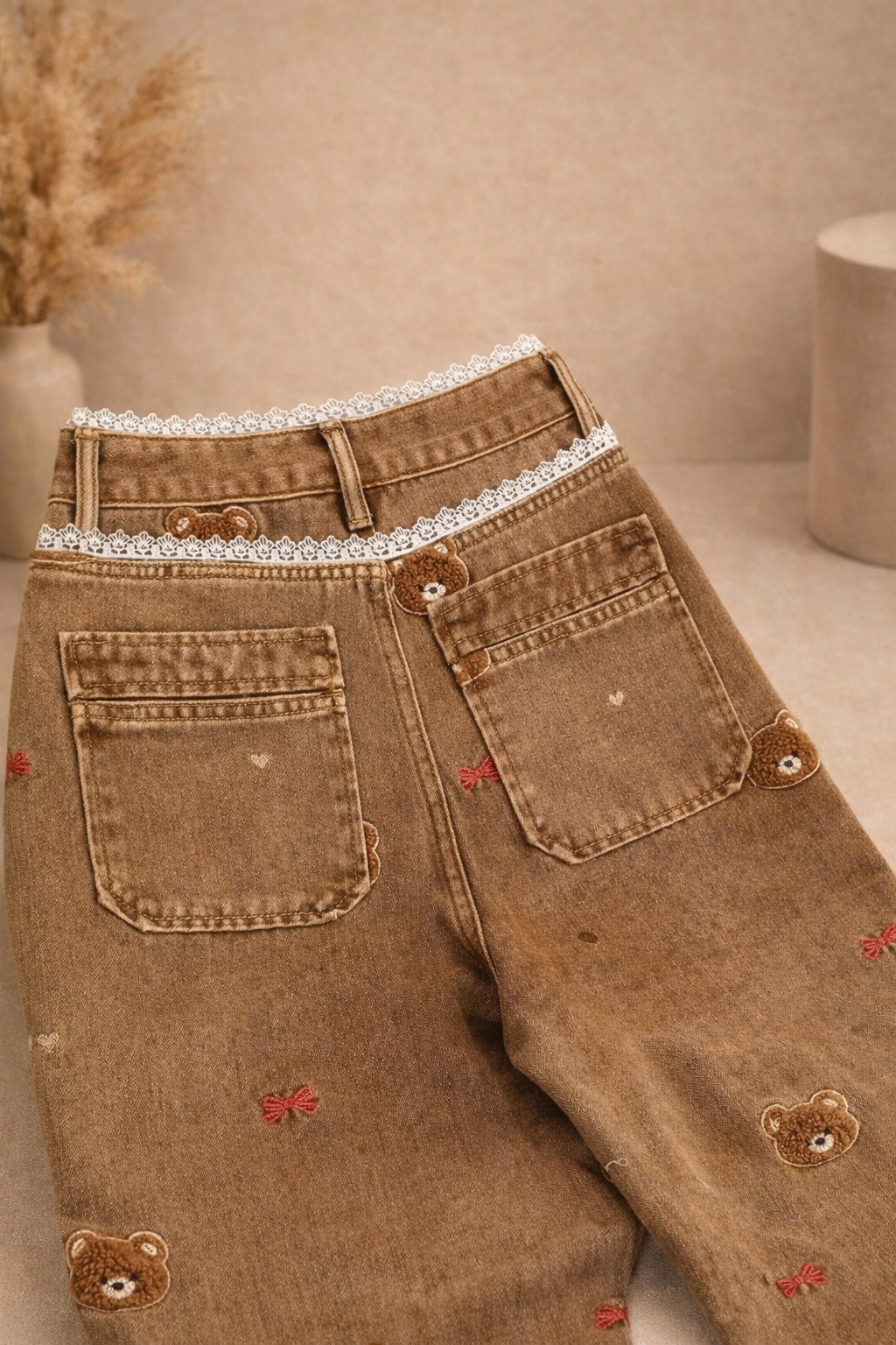 Jean taille haute droit avec patchwork en dentelle