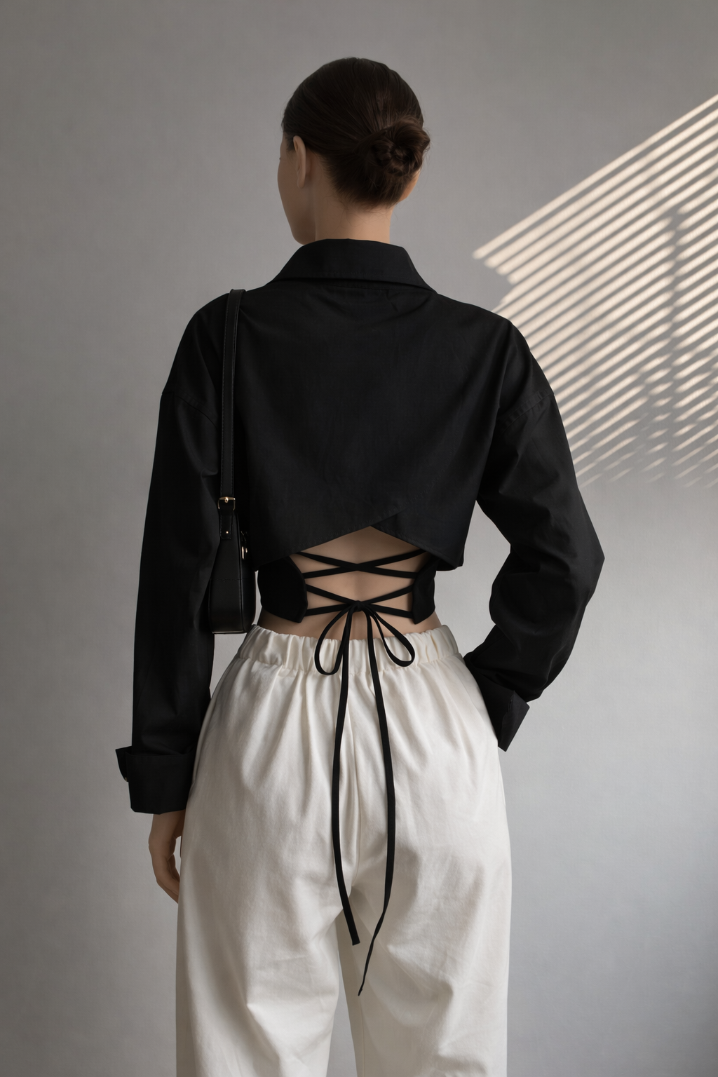 Crop top en mousseline dos nu à laçage croisé